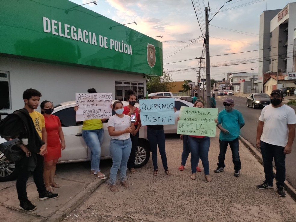 Família de jovem morto após festa em Altos fez protesto pedido justiça — Foto: Francisco Lima/TV Clube