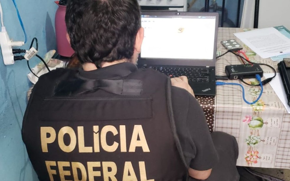 Agente da polícia federal faz varredura em materiais do suspeito em Sorocaba (SP) — Foto: Arquivo pessoal