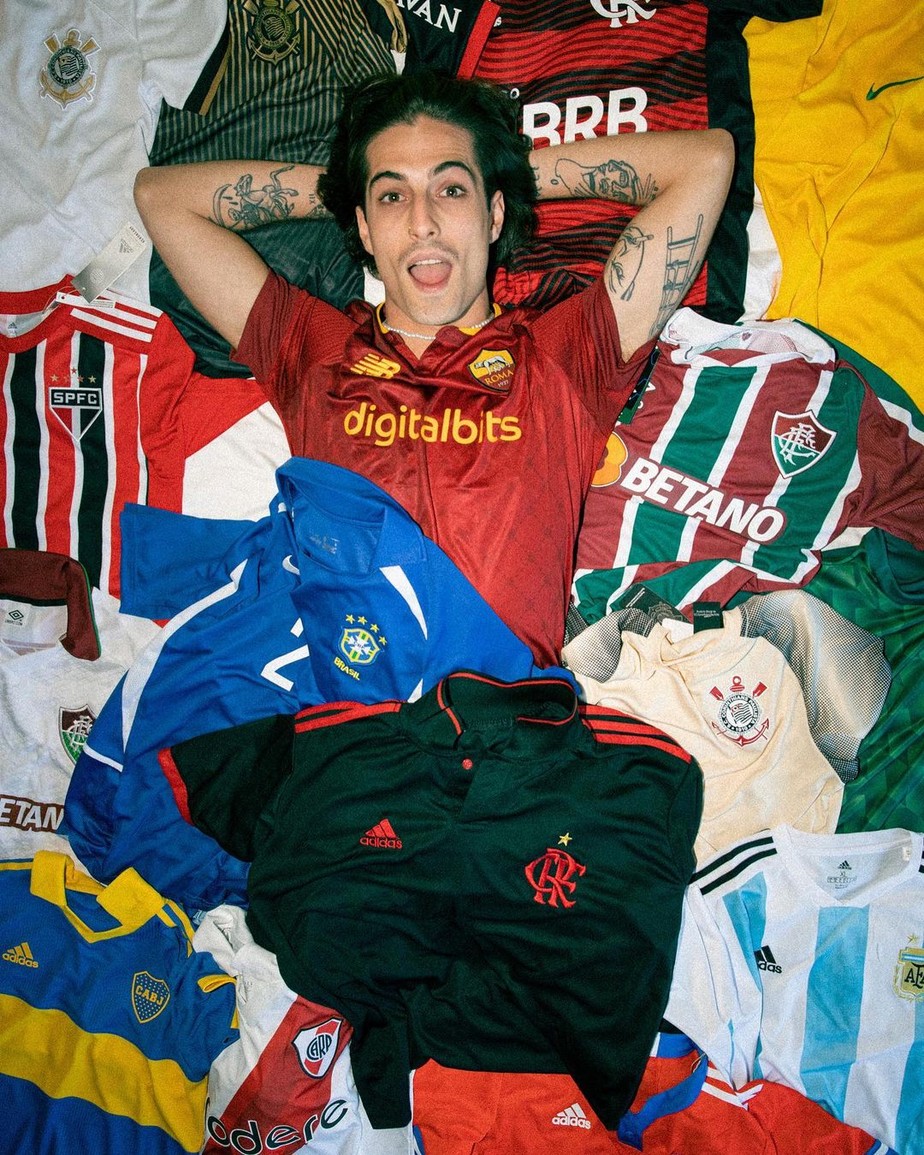 Damiano David exibe nova coleção de camisas de futebol