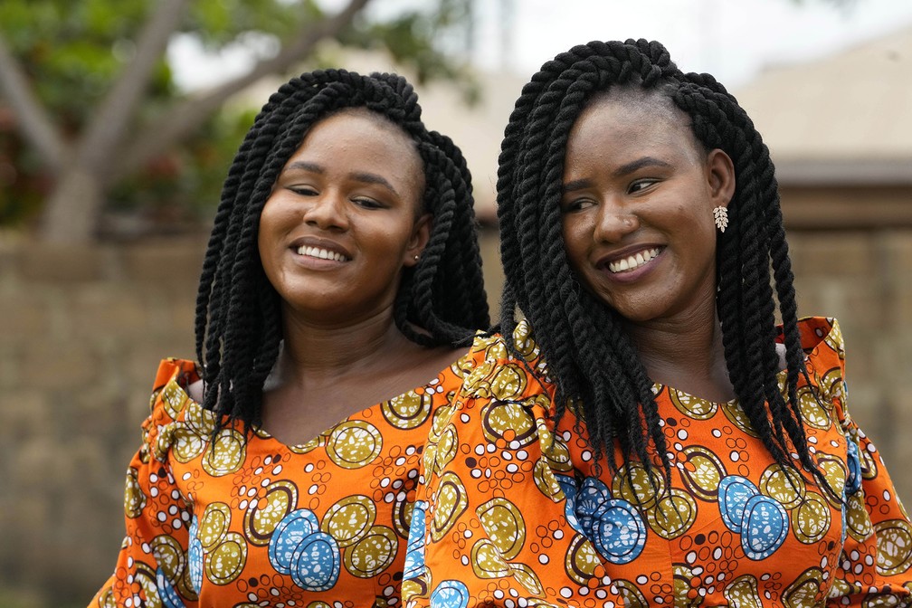 Kehinde Adamolekun e Taiwo Adamolekun, de 28 anos, participantes do 12º festival de gêmeos de Igbo-Ora, cidade no sudoeste da Nigéria, que celebra anualmente a alta incidência de gêmeos entre seus habitantes — Foto: Sunday Alamba/AP