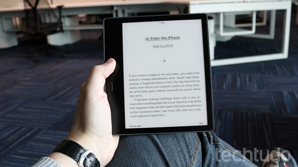 Kindle Oasis tem autonomia menor — Foto: Bruno De Blasi/TechTudo