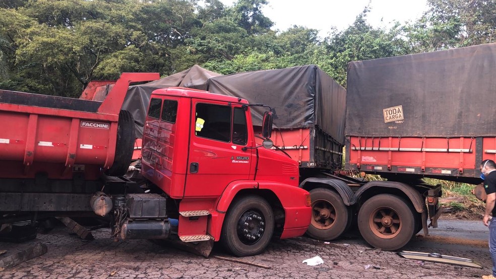 Acidente deixa um caminhoneiro morto em serra em MT — Foto: Valmir Pereira