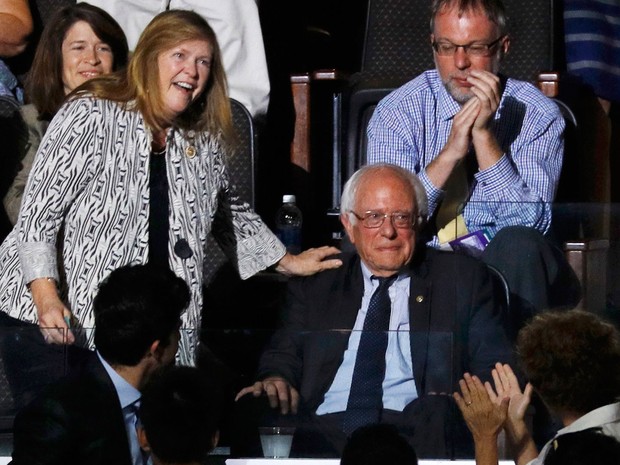 Ao lado de sua mulher, Jane, Bernie Sanders se emociona ao ouvir seu irmão Larry declarando os votos dos democratas no exterior durante a Convenção Nacional Democrata, na Filadélfia, na terça (26) (Foto: Reuters/Scott Audette)