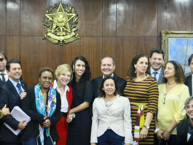 Grupo de artistas se encontrou com o senador Renan Calheiros em Brasília (Foto: Joel Rodrigues/Frame/Estadão Conteúdo)