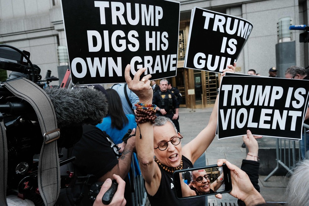 Manifestantes levam cartazes à Corte de Manhattan após veredicto contra Donald Trump. — Foto: Spencer Platt/Getty Images/AFP