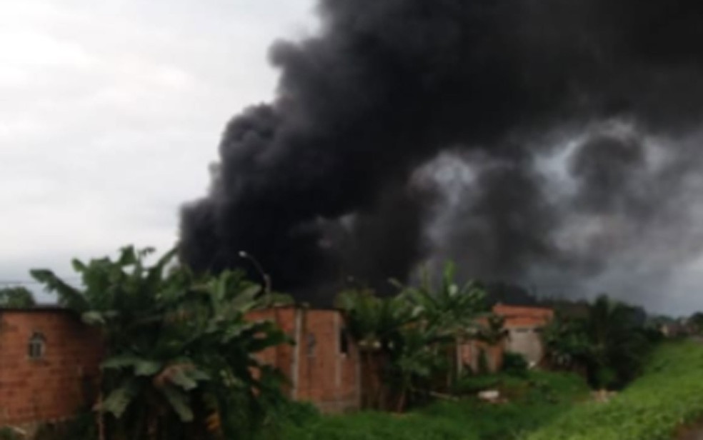 Incêndio atinge galpão em Caxias (Foto: Arquivo pessoal)