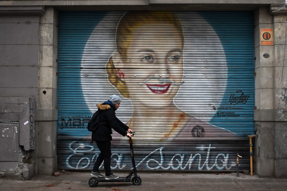 Argentino passa por imagem de Evita, em Buenos Aires