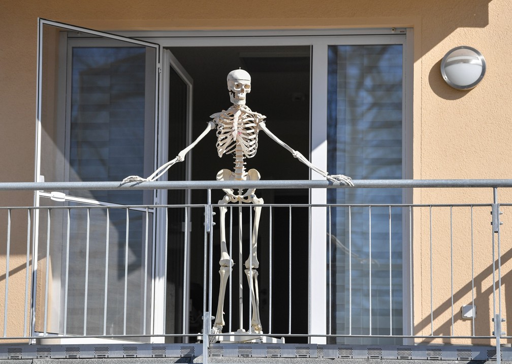 Um esqueleto é visto na varanda de um apartamento em Frankfurt, no leste da Alemanha, em 23 de março — Foto: Patrick Pleul/dpa via AP