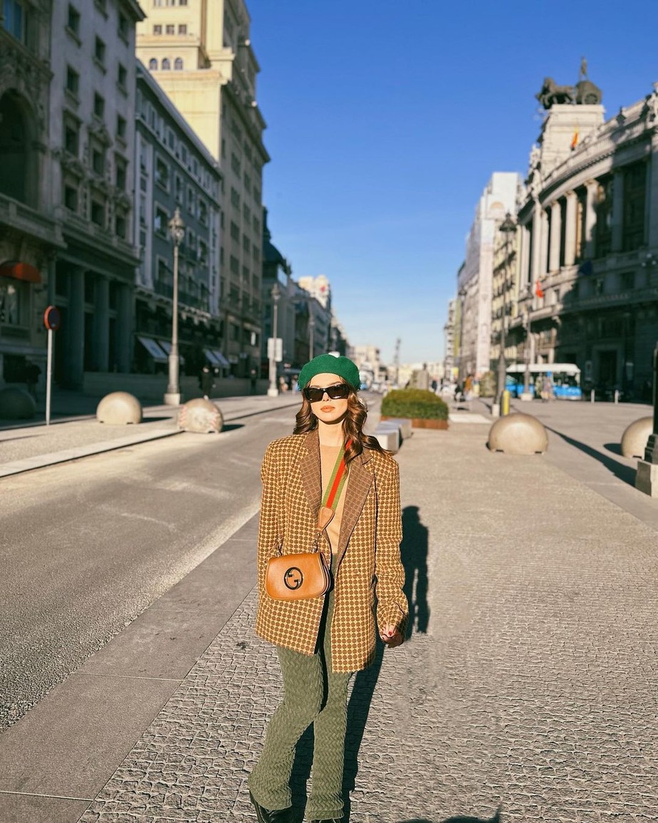 Giovanna Lancellotti exibe look retrô para passeio na Espanha