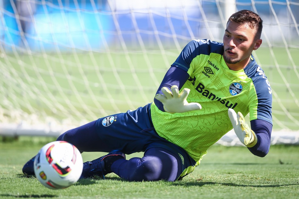 Grando diz que presença de Suárez exige mais de goleiros do Grêmio e fala sobre disputa na posição