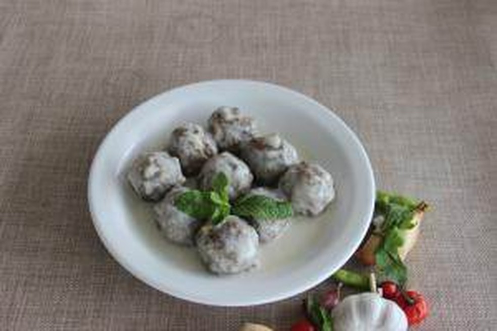 Almôndega recheada com queijo coalho ao molho de coalhada — Foto: Comida Di Buteco/ Divulgação