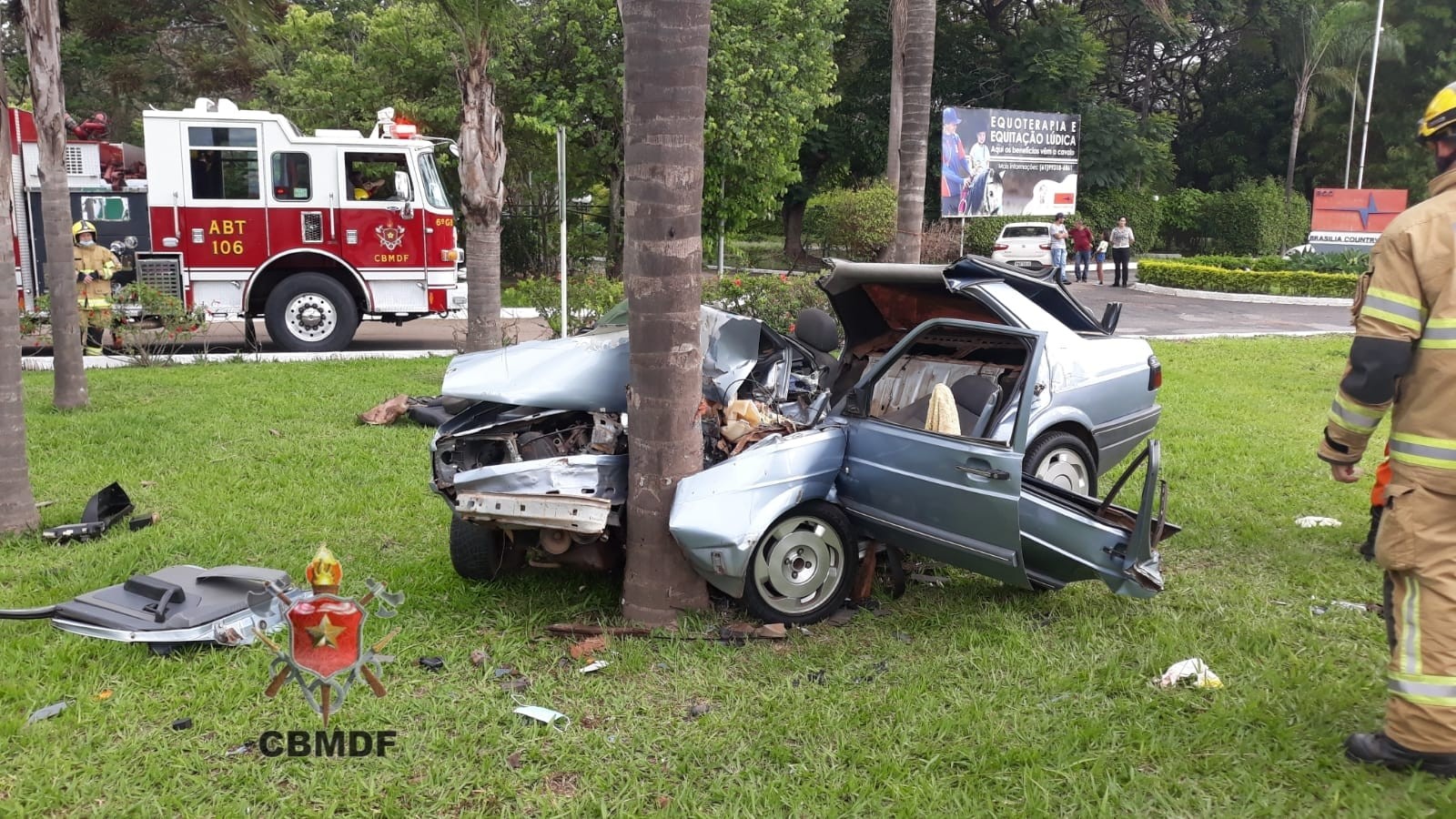 Motorista morre após bater carro em árvore na BR-040, no DF