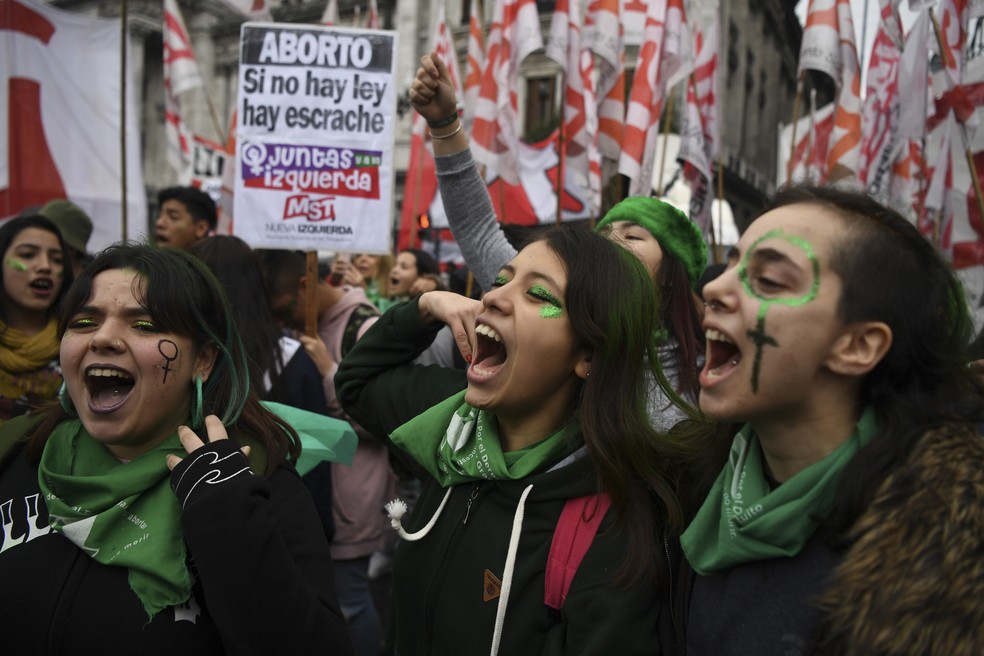 Imagem de 2018 de ativistas pró-aborto protestam em frente ao Congresso Nacional em Buenos Aires, na Argentina — Foto: Eitan Abramovich/AFP