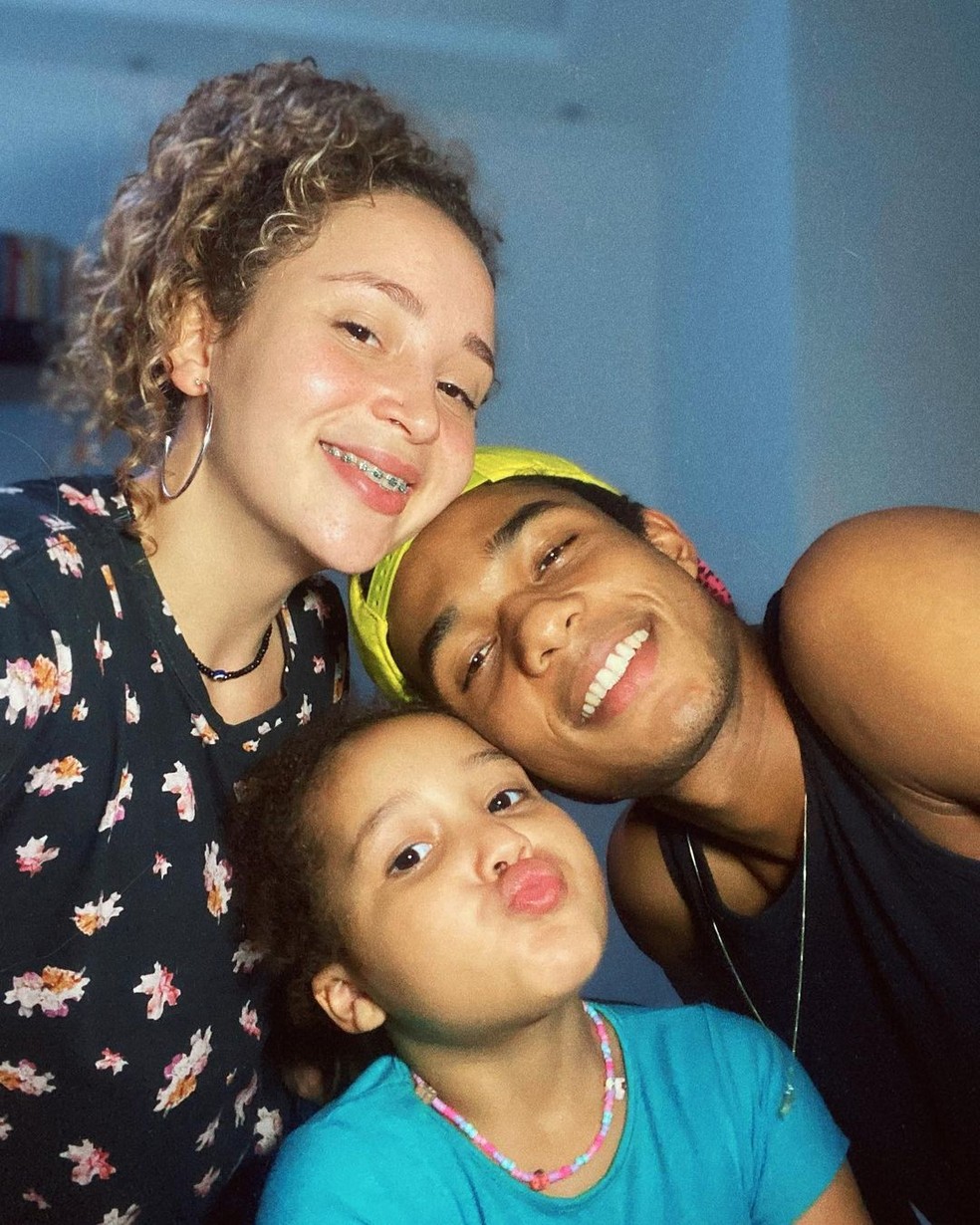 Juan Paiva com Luana, sua companheira, e Analice, a filha do casal — Foto: Reprodução / Instagram