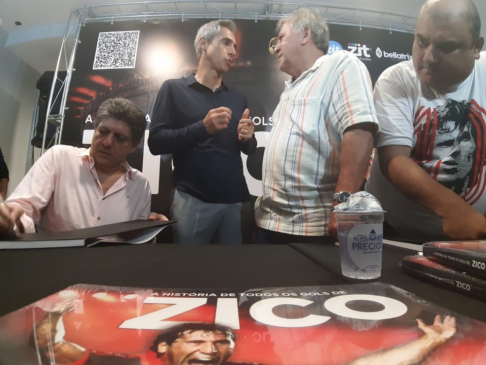 Zico, Paulo Sousa e os autores do livro — Foto: Divulgação/SMG