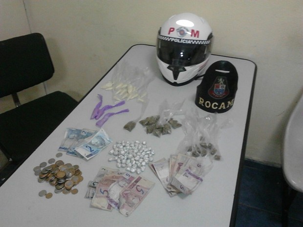 Drogas foram localizadas com um suspeito pela Polícia Militar (Foto: Divulgação/ Polícia Militar)