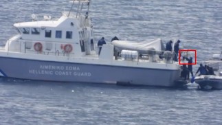 Grupo é transferido para o barco da Guarda Costeira Grega; vídeo registra quando criança é colocada na embarcação — Foto: Reprodução/NYT