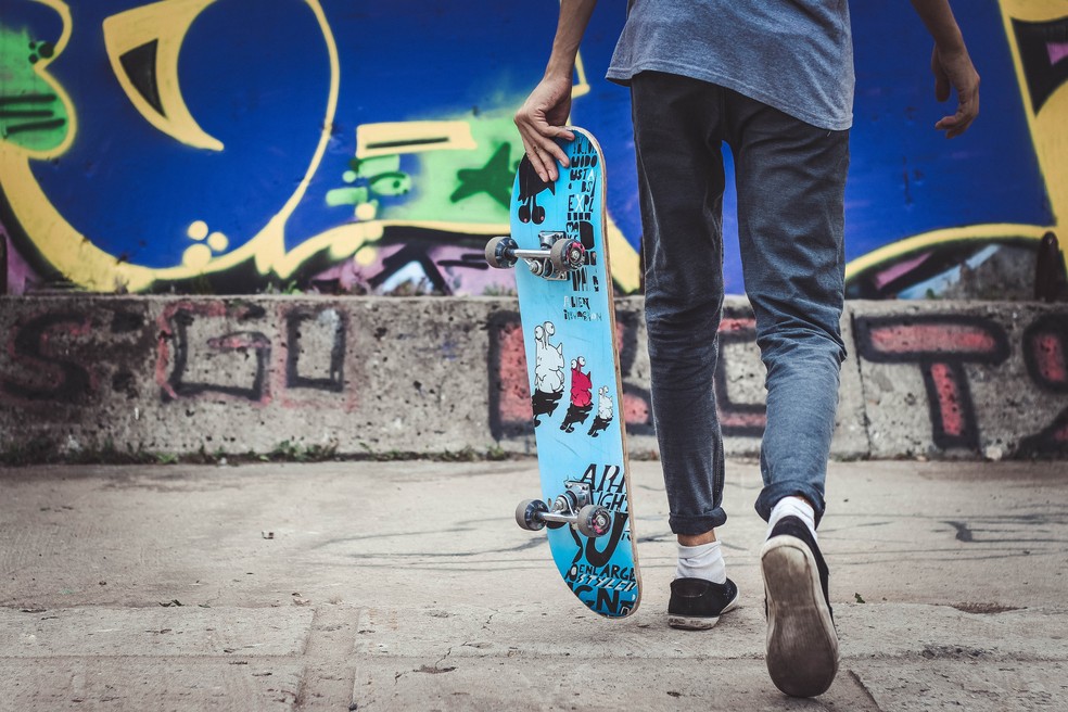Jovem praticante de skate, um dos esportes que pode aumentar a atividade física entre adolescentes — Foto: Unsplash