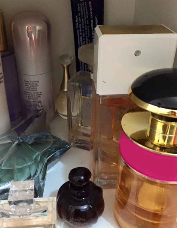 Perfume e produtos de beleza também não faltam no armário de Klara (Foto: Arquivo pessoal)