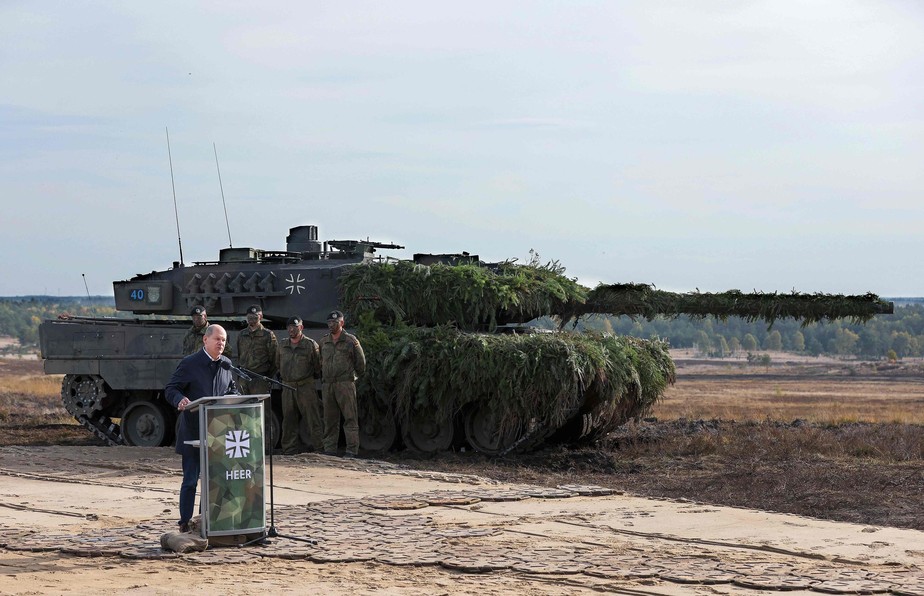 Scholz discursa ao lado de um tanque Leopard 2 durante exercício de treinamento no Norte da Alemanha