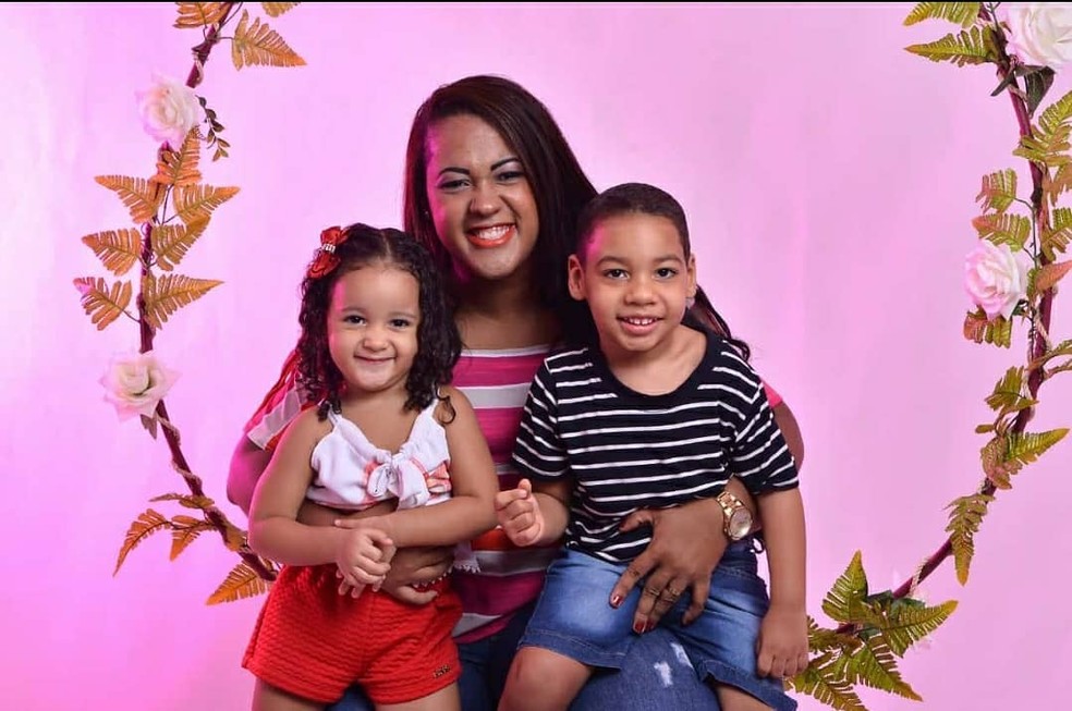 Germana Soares e os filhos Guilherme e Geovanna — Foto: Paloma Arquino/UMA/Divulgação