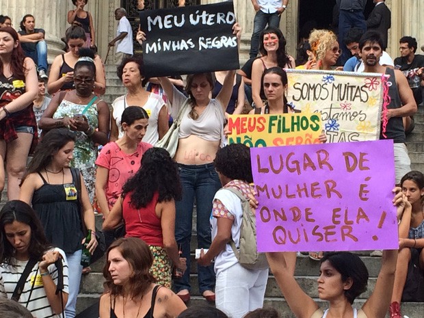 Mulheres protestam contra o presidente da Câmara dos Deputados, Eduardo Cunha (Foto: Daniel Silveira/ G1)