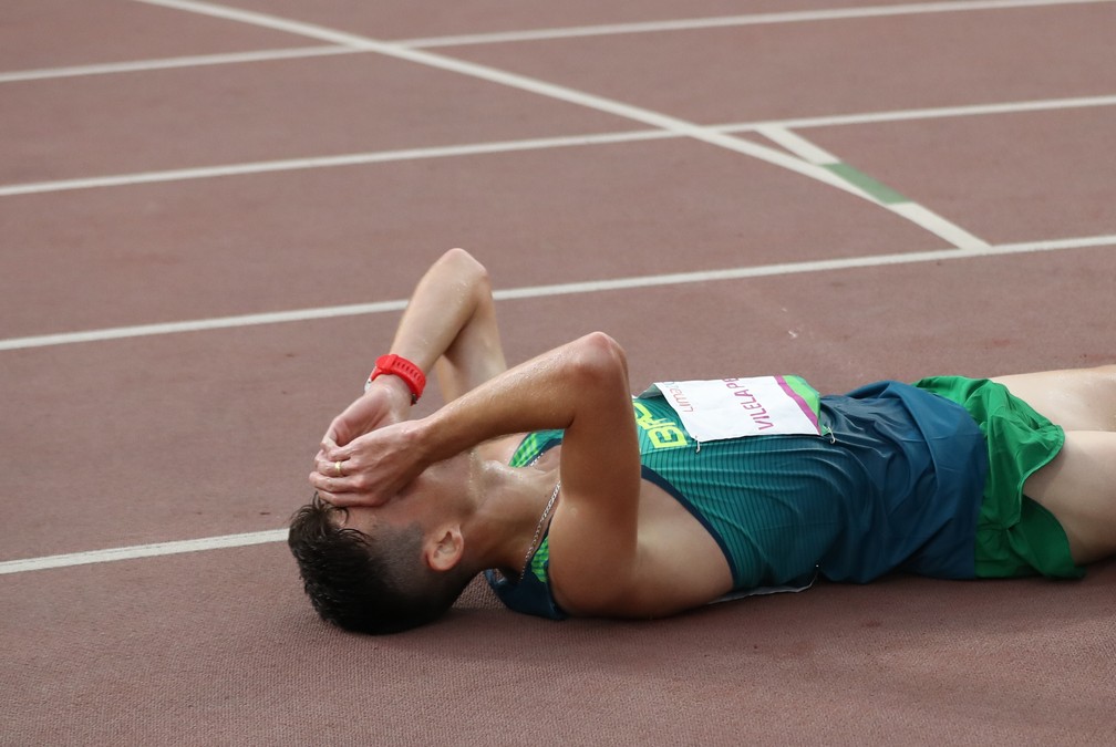 Ederson se jogou no chÃ£o para comemorar a conquista dos 10.000 mil metros â€” Foto: Reuters
