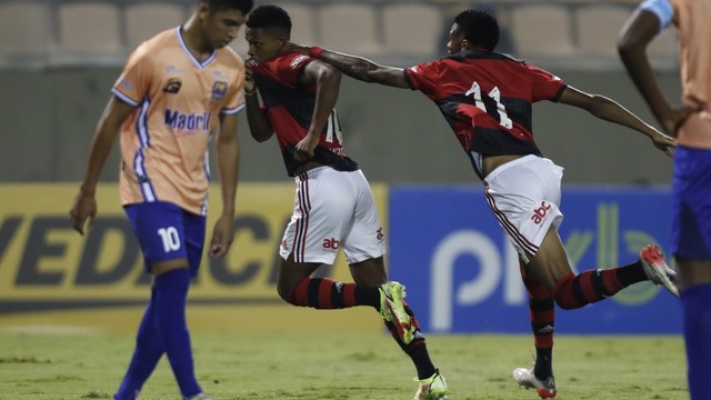 Matheus França comemora um dos gols do Flamengo contra o Forte Rio Bananal