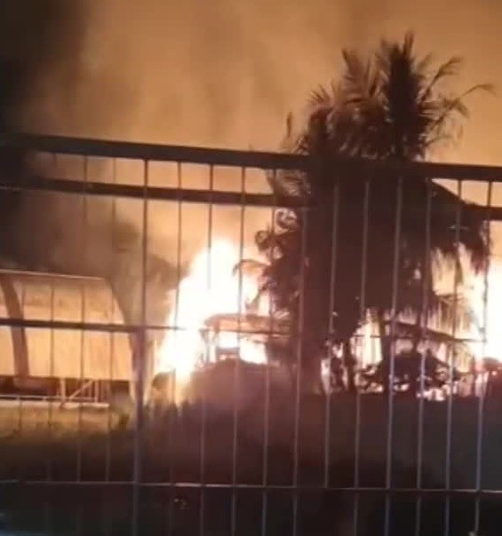 Incêndio atinge empresa de reciclagem de madeira em Abreu e Lima e moradores precisam deixar suas casas; veja vídeo