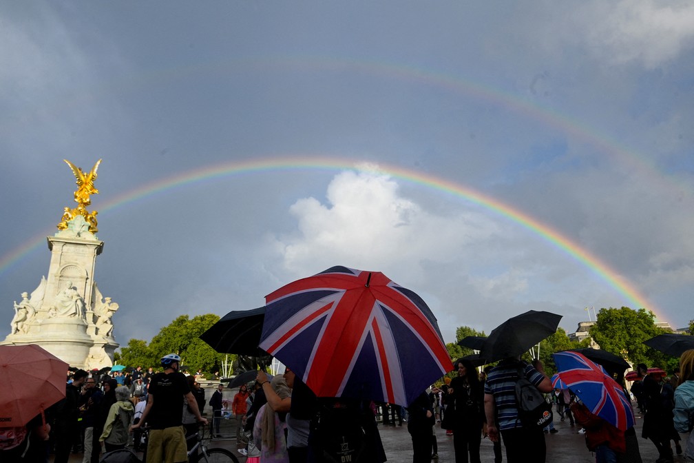 Arco-íris se forma por cima de cidadãos nas ruas de Londres — Foto: Toby Melville/REUTERS