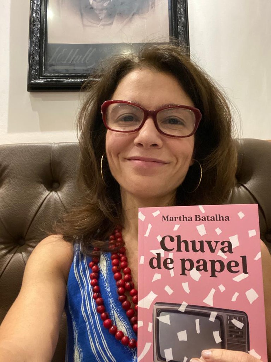 A escritora  Martha Batalha lança, hoje, na Travessa do Shopping Leblon,   o seu novo romance , 'Chuva de papel'