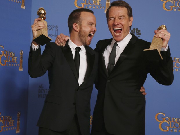 Os atores Aaron Paul e Bryan Cranston comemoram dois prêmios recebidos pela série &#39;Breaking bad&#39; no 71º Globo de Ouro, que acontece neste domingo (12), em Los Angeles. (Foto: REUTERS/Lucy Nicholson)