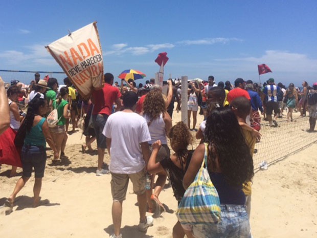 Após passeata, manifestantes vão curtir a praia no Leblon (Foto: Alba Valéria Mendonça/ G1)
