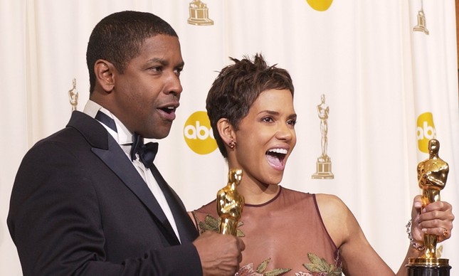 Halle Berry e Denzel Washington na premiação do Oscar de 2002