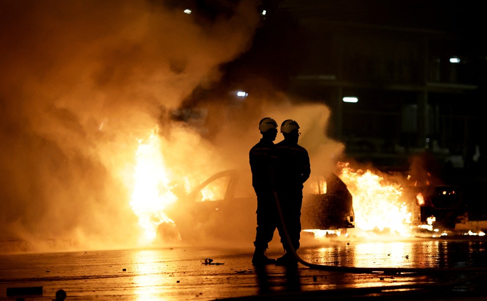 Bombeiros trabalham no combate às chamas de carro incendiado em Brasília, na noite desta segunda-feira (12). — Foto: REUTERS/Ueslei Marcelino