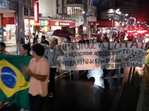 Manifestantes durante protesto em Santos, SP (Foto: Ivair Vieira Jr/G1)