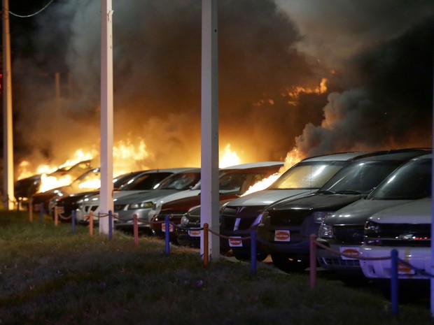 Carros são incendiados durante protesto em Ferguson, nos Estados Unidos (Foto: AP Photo/Charlie Riedel)