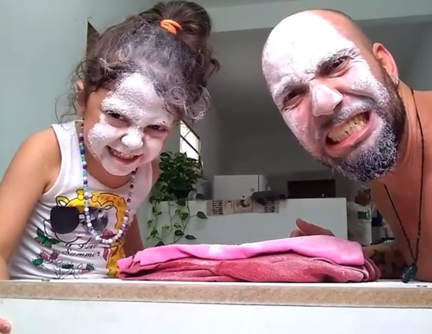 Pai e filha se tornaram viral com a brincadeira (Foto: Reprodução Facebook)