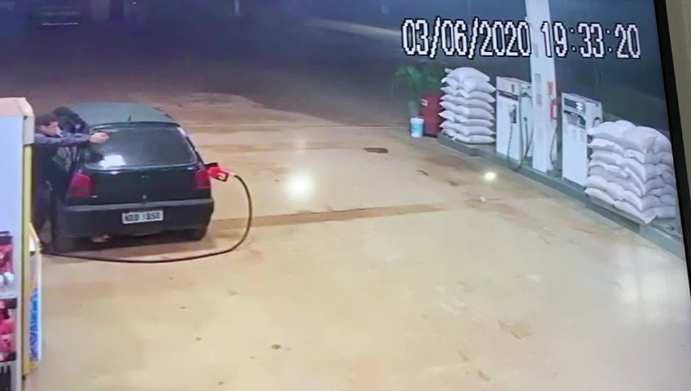 Policia penal reagiu a assalto e baleou um dos bandidos  — Foto: Reprodução