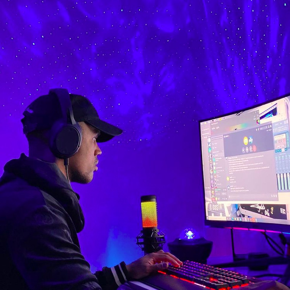 Douglas Costa é fã de CoD Warzone e vai disputar até torneio em abril — Foto: Reprodução