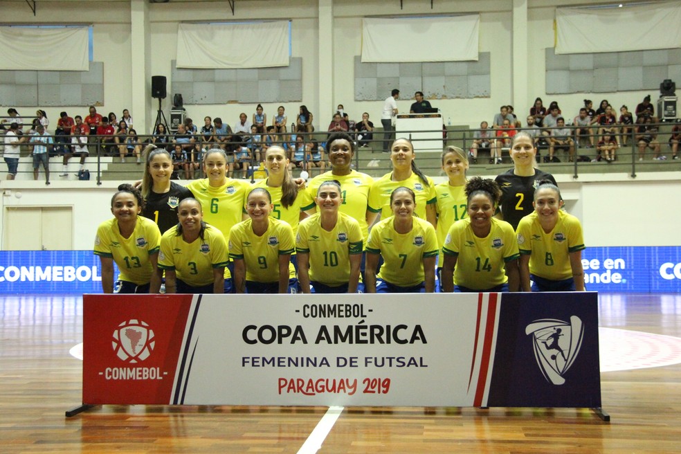 A seleção brasileira feminina de futsal posa antes da final contra a Argentina — Foto: Naiara Gresta/CBFS