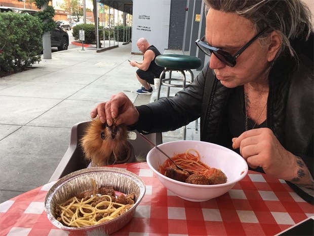 Mickey Rourke alimenta seu cachorro, Number One (Foto: Reprodução / Instagram)
