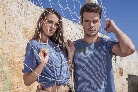 A Carrot, marca especializada em T-shirts, acaba de fotografar a sua nova campanha em Paraisópolis, São Paulo. Com direção da 176 Studio, styling de Murilo Mahler e beauty de Vanessa Barone.