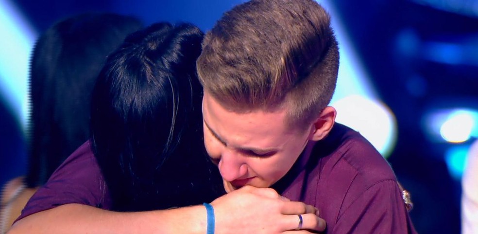 Luiz se emociona ao ser escolhido pela dupla Simone e Simaria (Foto: Reprodução/RBS TV)