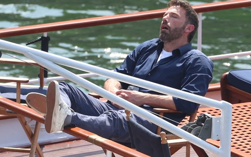 Em lua de mel com Jennifer Lopez, Ben Affleck cai no sono durante passeio de barco