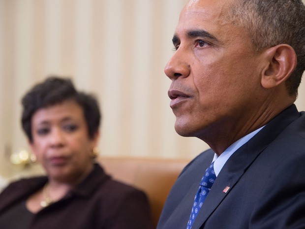 Observado pela Procuradora Geral dos EUA, Loretta Lynch, o presidente Barack Obama fala a jornalistas no Salão Oval da Casa Branca, na segunda (4) (Foto: AFP Photo/Jim Watson)