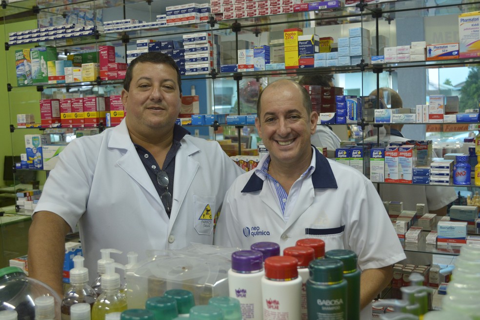 Roberto Carlos de Souza tem há 25 anos uma farmácia avenida e a viu se tornar a mais importante da cidade (Foto: Diêgo Holanda/G1)