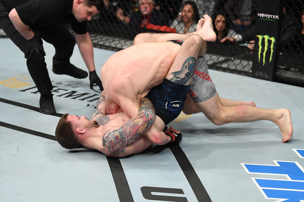 Darrick Minner aplica uma das muitas guilhotinas que tentou contra Grant Dawson no UFC Norfolk — Foto: Getty Images