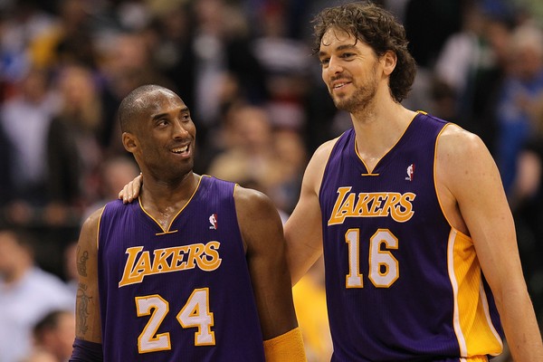 Kobe Bryant e Pau Gasol em ação pelo Los Angeles Lakers em 2011 (Foto: Getty Images)