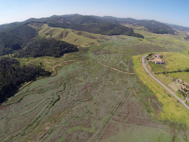 Foto tirada com drone mostram a situação da Represa de Paraitinga no dia 14 de agosto de 2015 (Foto: José Antônio de Assis/ arquivo pessoal) Foto tirada com drone mostram a situação da Represa de Paraitinga no dia 14 de agosto de 2015 (Foto: José Antônio de Assis/ arquivo pessoal)